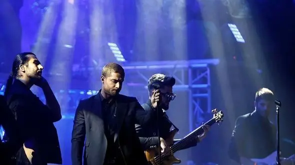 تصاویر  /  کنسرت جنجالی ماکان بند  / بغض و گریه خواننده در کنسرت / مردم چه خواستند !