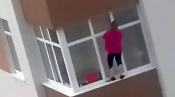 شجاع ترین زن را هنگام خانه تکانی ببینید + فیلم و عکس