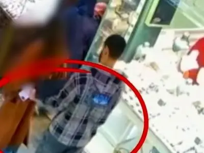 فیلم لحظه سرقت موبایل دختر جوان در تهران در عرض چند ثانیه