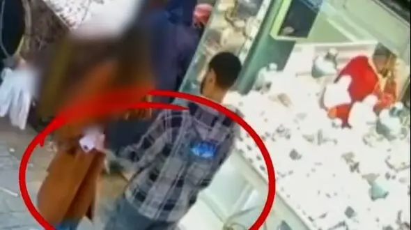 فیلم لحظه سرقت موبایل دختر جوان در تهران در عرض چند ثانیه