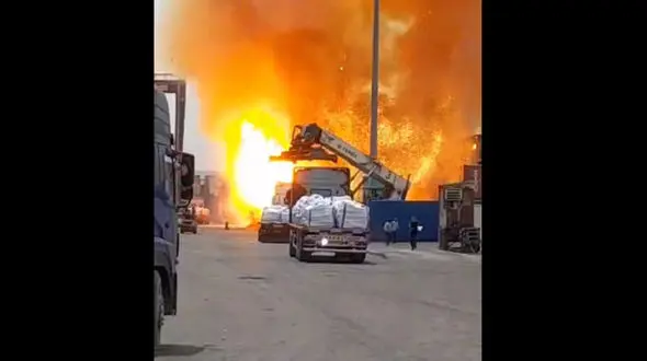 فیلم افزایش وسعت آتش سوزی در بندرعباس / کانتیرها یکی یکی آتش می گیرند / فاجعه ادامه دارد