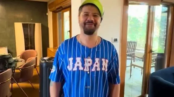 فیلم / نگاهی به چیدمان ویلای 100 متری علی صادقی سلطان کمدی کشورمان با تراس بهشتی، کنسول مدرن، مبلمان راحتی 