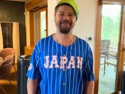 فیلم / نگاهی به چیدمان ویلای 100 متری علی صادقی سلطان کمدی کشورمان با تراس بهشتی، کنسول مدرن، مبلمان راحتی و...