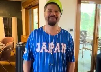 فیلم / نگاهی به چیدمان ویلای 100 متری علی صادقی سلطان کمدی کشورمان با تراس بهشتی، کنسول مدرن، مبلمان راحتی و...