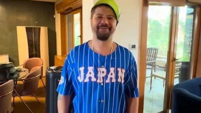 نگاهی به چیدمان ویلای 100 متری علی صادقی سلطان کمدی کشورمان با تراس بهشتی، کنسول مدرن، مبلمان راحتی و...