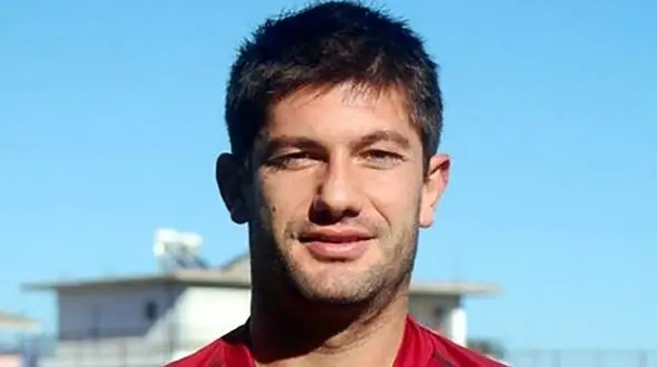 خودکشی یک فوتبالیست با شلیک گلوله در مقابل چشم نامزدش + عکس / صربستان