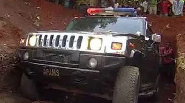 مرد میلیاردر جسد مادرش را داخل ماشین لوکس گذاشت و دفن کرد + عکس