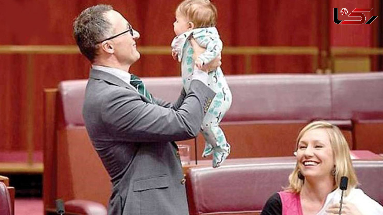 شهرت عجیب یک کودک که در پارلمان شیر مادر خورد+ عکس