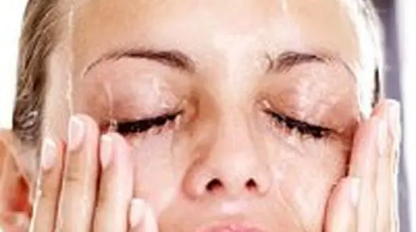 5 دلیل محکم برای اینکه بدانید چرا نباید صورت را در حمام شست!