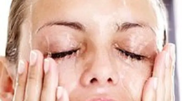 5 دلیل محکم برای اینکه بدانید چرا نباید صورت را در حمام شست!