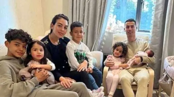 جورجینا: در اوایل آشنایی قد بلند کریس، هیکل و زیبایی‌اش توجه مرا جلب کرد مقابل او ایستاده بودم و می لرزیدم چون در یک نگاه عاشق شده بودم و بسیار خجالت می‌کشیدم اما...