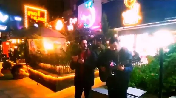 فیلم / این پسر رو دست صادق بوقی بلند شد ! / شاهکار خوانندگی در خیابان !