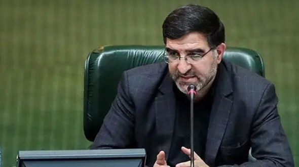 حال نماینده قم بعد از گزارش کرونایی در مجلس بد شد / میز و صندلی او ضد عفونی شد !