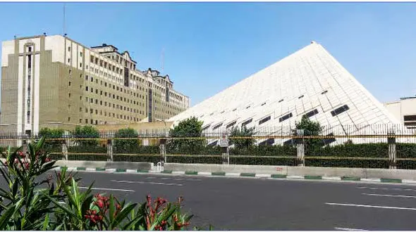 تجمع خانواده های متهمان جرایم مواد مخدر برای بخشش و لغو حکم اعدام محکومان در مقابل مجلس