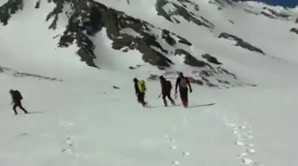 جدال با مرگ 3 جست و جوگر در محل سقوط هواپیما + عکس
