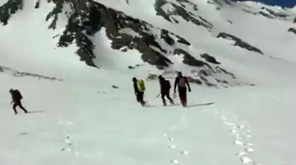 جدال با مرگ 3 جست و جوگر در محل سقوط هواپیما + عکس