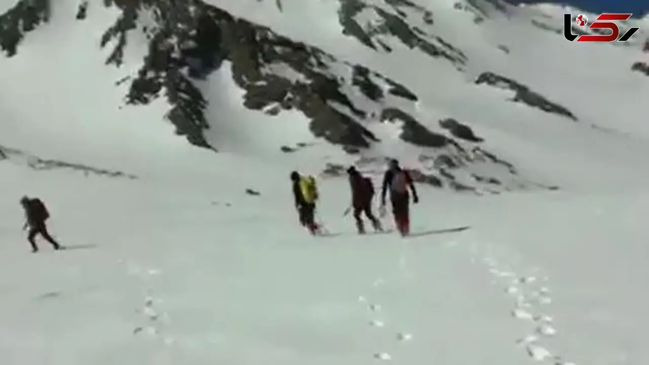 جدال با مرگ 3 جست و جوگر در محل سقوط هواپیما + عکس