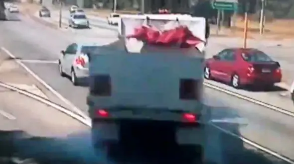 لایی کشیدن خطرناک راننده کامیون پشت چراغ قرمز !+ فیلم 