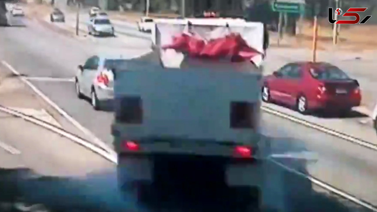 لایی کشیدن خطرناک راننده کامیون پشت چراغ قرمز !+ فیلم 