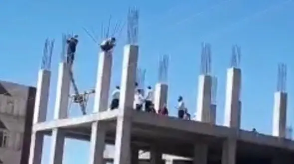 فیلم صحنه خودکشی 2 کارگر ایلامی / همه دور ساختمان جمع شدند