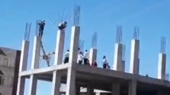 فیلم صحنه خودکشی 2 کارگر ایلامی / همه دور ساختمان جمع شدند