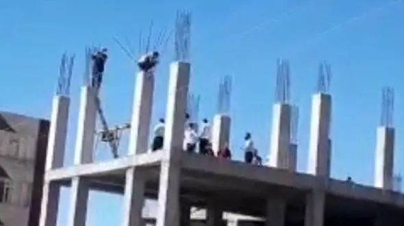 فیلم صحنه خودکشی 2 کارگر ایلامی / همه دور ساختمان جمع شدند