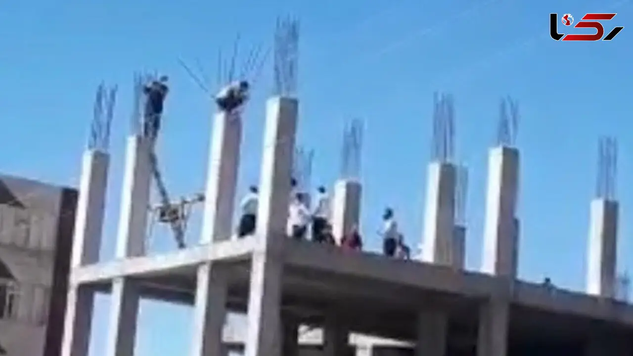 فیلم صحنه خودکشی 2 کارگر ایلامی / همه دور ساختمان جمع شدند