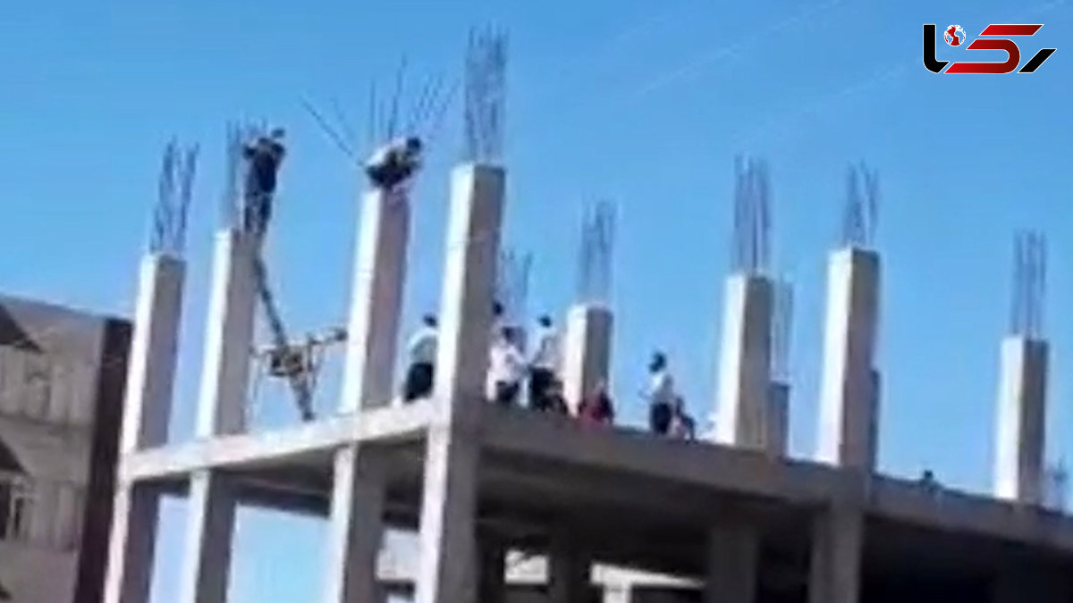 فیلم صحنه خودکشی 2 کارگر ایلامی / همه دور ساختمان جمع شدند