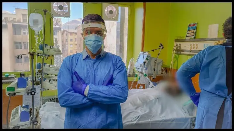 مهرداد میناوند روی تخت بیمارستان