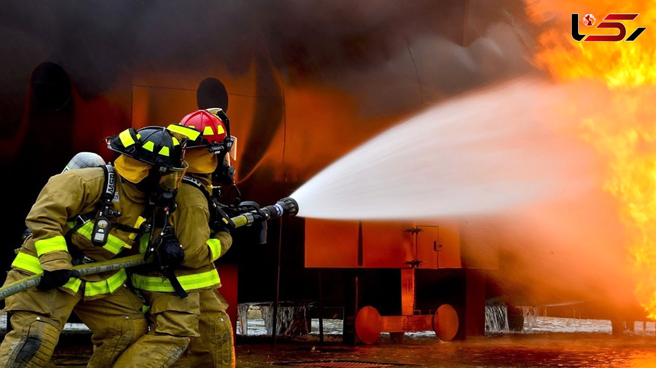 فیلم وحشتناک از ریزش آوار روی آتش نشان مشهدی در حادثه آتش سوزی کارگاه مبل سازی کلات