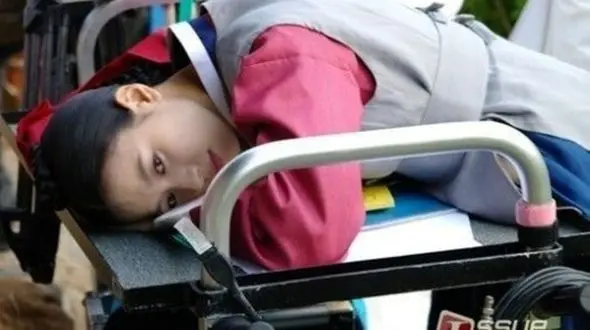 عکس/ «دونگ‌یی، ملکه اینهیون و بانو جانگ» سر میز میوه و شیرینی در پشت صحنه سریال دونگ‌یی