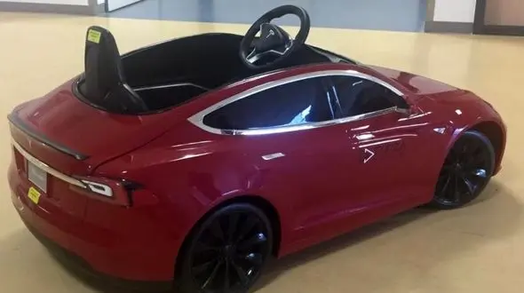 ماشین سواری در راهروهای بیمارستان+فیلم