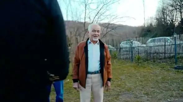 فیلم آوازباشکوه؛ صادق بوقی آو او آو میخونه پهلوان احمدی گنده فیگو بازو میاد!