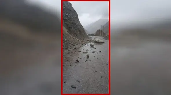 مرگ دردناک داخل خودروی لاکچری! / ریزش کوه در سوادکوه