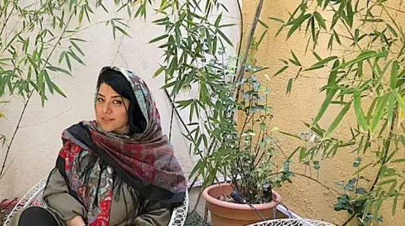 فیلم/ نگاهی به چیدمان کاخ سفید پریچهر قنبری بعد جدایی از شهاب حسینی/ شیشه دکوراتیو درب ورودی، کتابخونه بزرگ، سنبل عشق، رومیزی فرانسوی، تابلو دیواری کوبیسم، لوستر شاخه ای و...