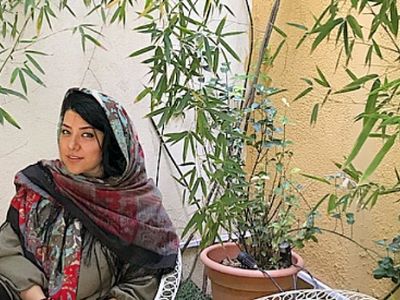 فیلم/ نگاهی به چیدمان کاخ سفید پریچهر قنبری بعد جدایی از شهاب حسینی/ شیشه دکوراتیو درب ورودی، کتابخونه بزرگ، سنبل عشق، رومیزی فرانسوی، تابلو دیواری کوبیسم، لوستر شاخه ای و...