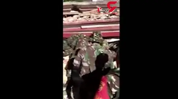 نجات یک مرد از زیر آوارهای مسجد پس از زلزله 7 ریشتری در اندونزی +تصویر