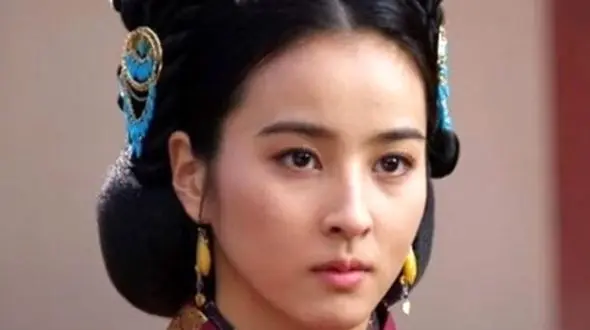 عکس ها / نگاهی به چیدمان  ایرانی مدرن خانه جذاب هه جین «سوسانو جومونگ» و شوهر معروفش/ از حیاط سرسبز و مبلمان کلاسیک تا آباژور و تابلو هنری