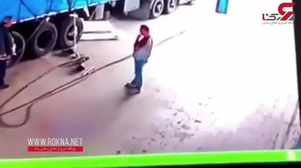 انفجار لاستیک کامیون مکانیک را شوت کرد! + فیلم