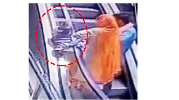 مرگ کودک 6 ماهه در سقوط از پله برقی + عکس