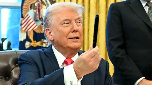 کبودی روی دست ترامپ چیست؟ + عکس