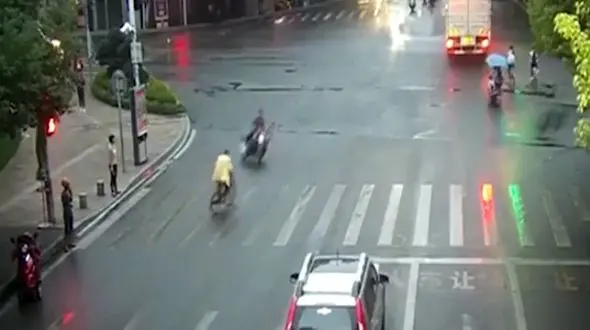 حادثه‌ای که موتورسوار عجول پشت چراغ قرمز رقم زد + فیلم