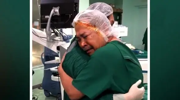 اشک شوق یک مردی که پس از دیدن دوباره جهان / او 19 سال نابینا بود + فیلم و عکس