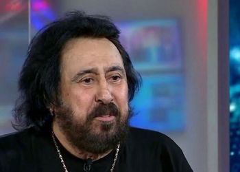 عکس سفر در زمان / «شهرام شب پره و گروه اش در حال اجرا در تهران»؛ سال 55