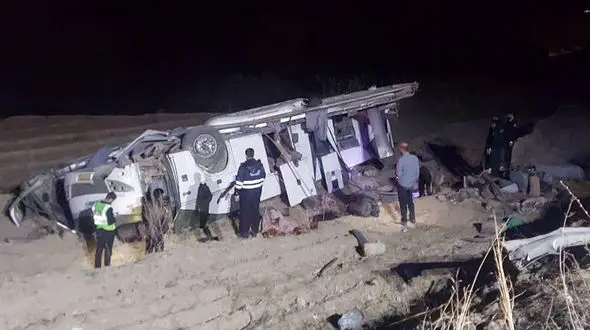 لغزندگی جاده، حادثه‌ساز شد / سقوط اتوبوس از ارتفاع 5 متری 13 مصدوم برجای گذاشت