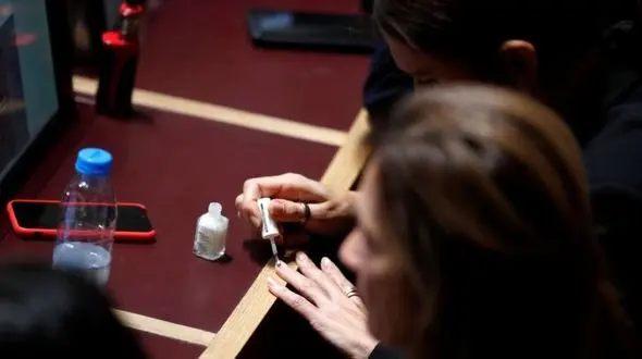 نماینده زن مجلس در حال لاک زدن+عکس
