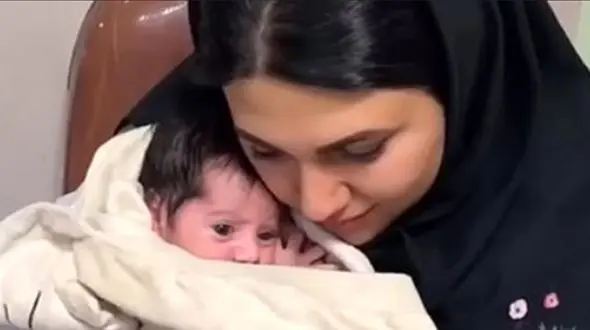 فیلم جگرسوز مهربانی خانم دکتر برای نوزاد سرراهی ! / پدر و مادر این نوزاد را می شناسید ! / دلتان کباب می شود !