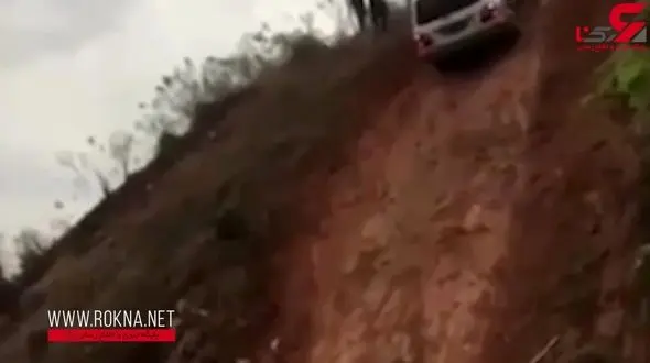 واژگون شدن خودروی لاکچری حین بالا رفتن از کوه+ فیلم 