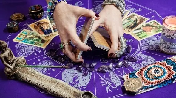 رونق فالگیری در دوره ابر تورم اقتصادی /درآمد فالگیران بیشتر از جراحان مغز و اعصاب و اساتید دانشگاه است