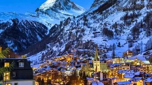 از نمای برفی تونل گردنه رخ تا سوئیس دهکده کوهستانی 